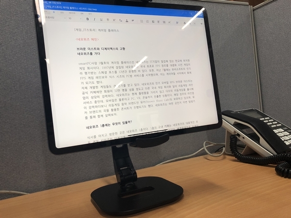 12.9인치의 대형 태블릿도 안정적으로 거치할 수 있다.