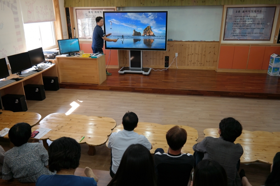 국내 전자칠판 시장은 주로 학교, 관공서 등 공공기관 조달 방식으로 성장했다.