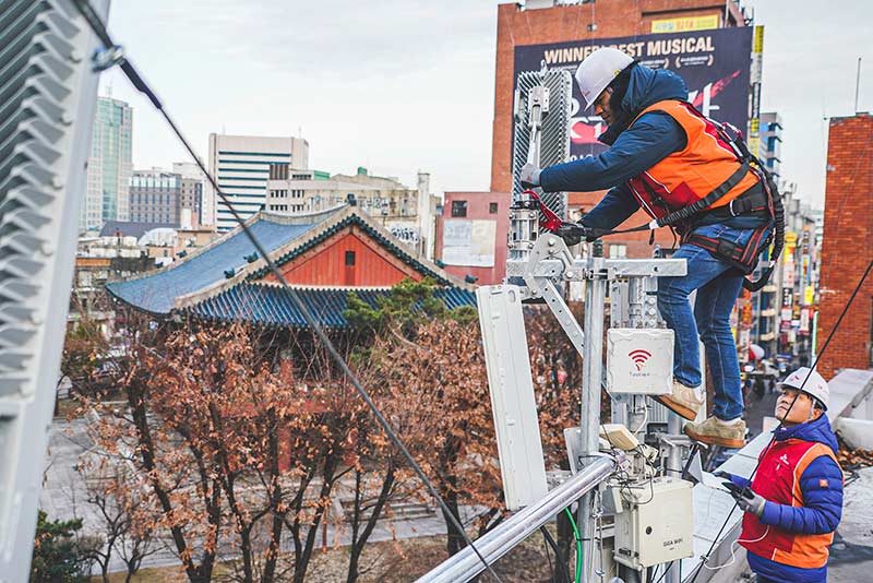 5G 기지국과 주요 생활가전이 전자파 위험으로부터 안전한 것으로 나타났다. 사진은 SK텔레콤 직원들이 연말연시를 앞두고 서울 종로구 보신각 인근 기지국을 점검하고 있는 모습.