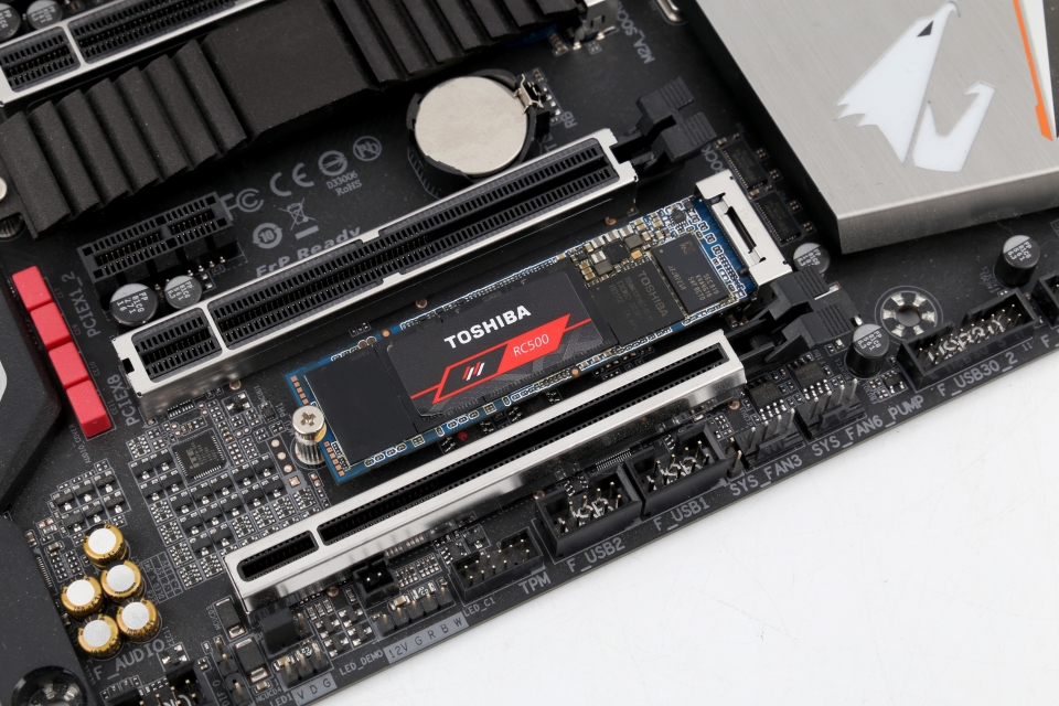 PCI-E 3.0 x4 포트에 장착해 RC500을 사용할 수 있다.