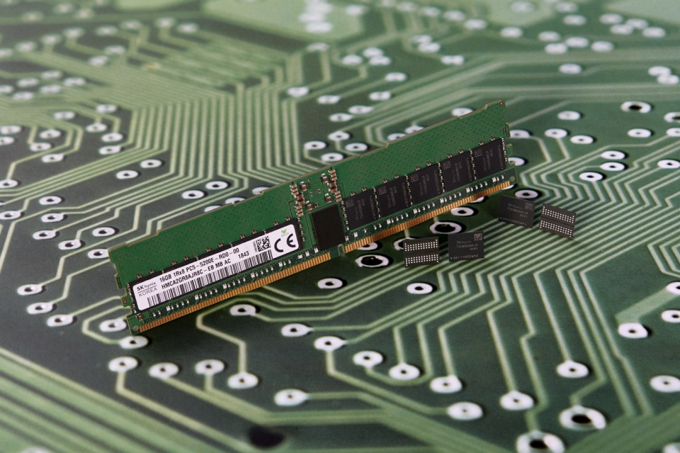 DDR5 메모리의 공식 스펙이 공개됐다. 사진은 SK하이닉스의 DDR5 RAM.