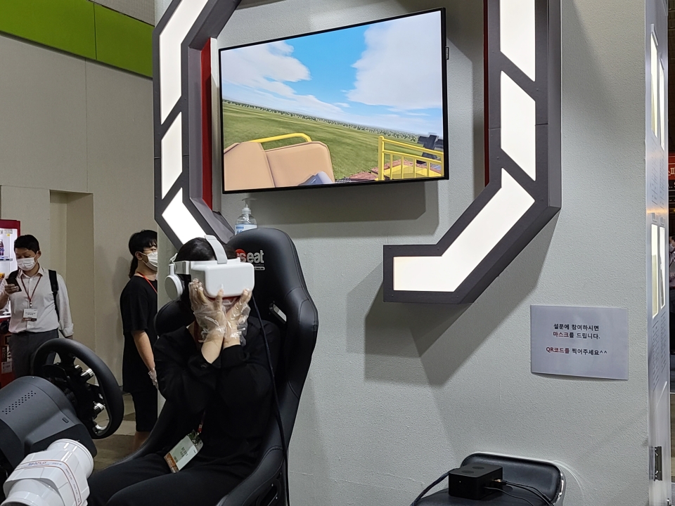 셀코스는 VR/AR HMD용 패널의 우수성을 홍보하기 위한 시연 행사를 개최해 많은 관람객들의 눈길을 사로잡았다.