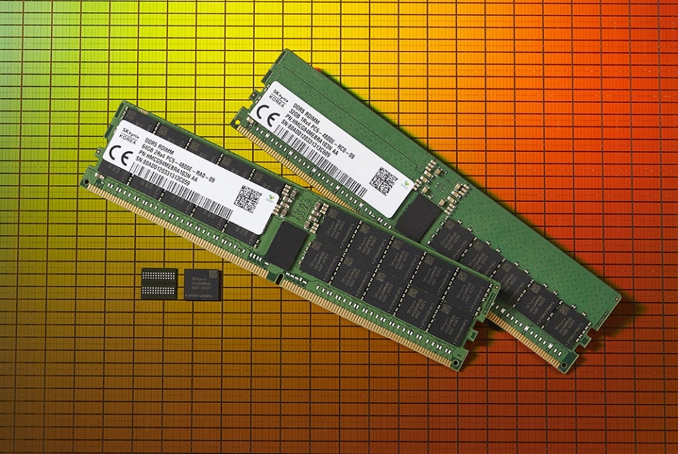 SK하이닉스가 세계최초로 출시한 2세대 10나노급(1ynm) DDR5 D램.