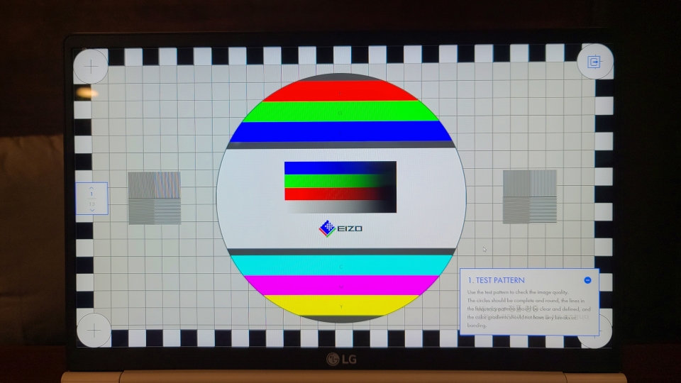 모니터 테스트 사이트에서 디스플레이의 화질을 확인했다. 상당히 우수한 색감을 지니고 있음을 확인할 수 있었다.