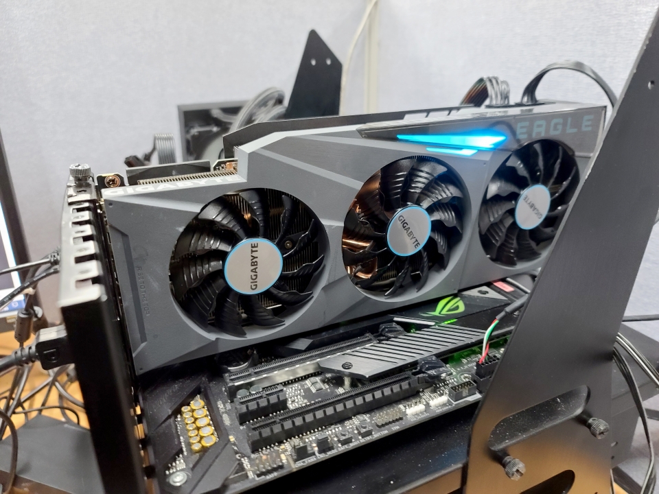 이번 테스트에서는 엔비디아 지포스 RTX 3090 그래픽카드를 사용했다. 향후 출시될 AMD RX 6000 그래픽카드와 함께 사용할 경우 더 좋은 퍼포먼스를 기대해볼 수 있을 것이다.