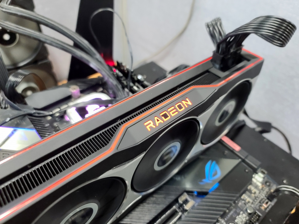 전원을 연결하면 RADEON 로고가 붉은 빛으로 빛난다.