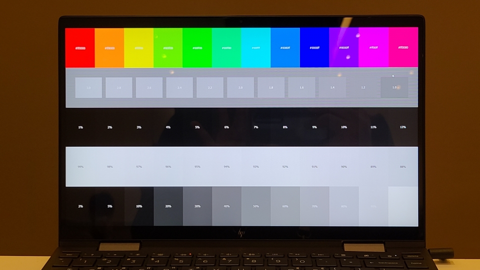 모니터 테스트 사이트에서 디스플레이의 색감을 확인했다. 밝기와 색감 모두 상당하다.