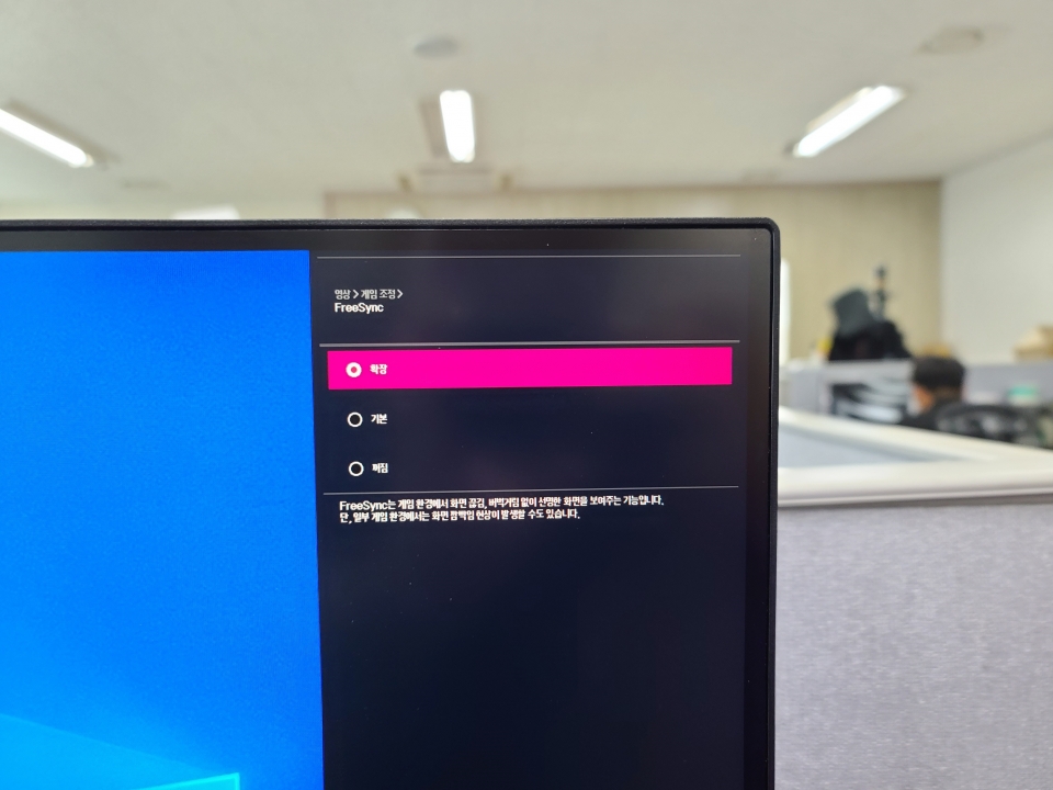 모니터와 그래픽카드를 동기화하는 프리싱크 기능을 사용할 수 있다.