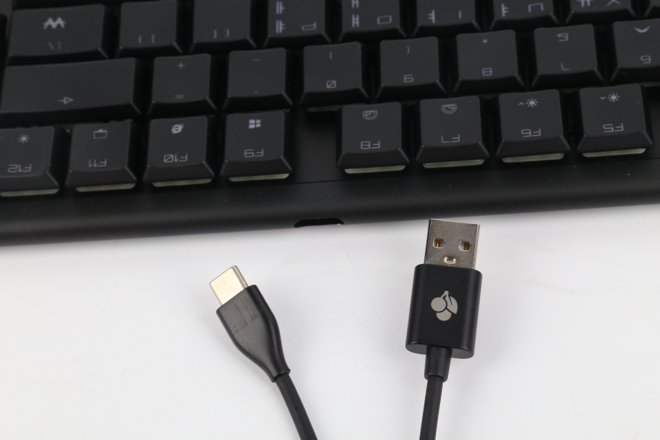 키보드에 USB Type-C 방식의 커넥터가 내장됐기 때문에 휴대가 필요하면 이를 분리하는 것이 가능하다.