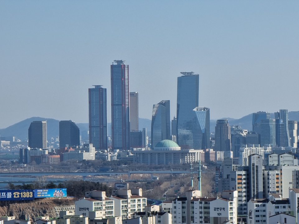 순서대로 0.5배/1배/3배/10배 줌에서의 사진이다. 멀리 있는 피사체도 고화질로 촬영할 수 있다.