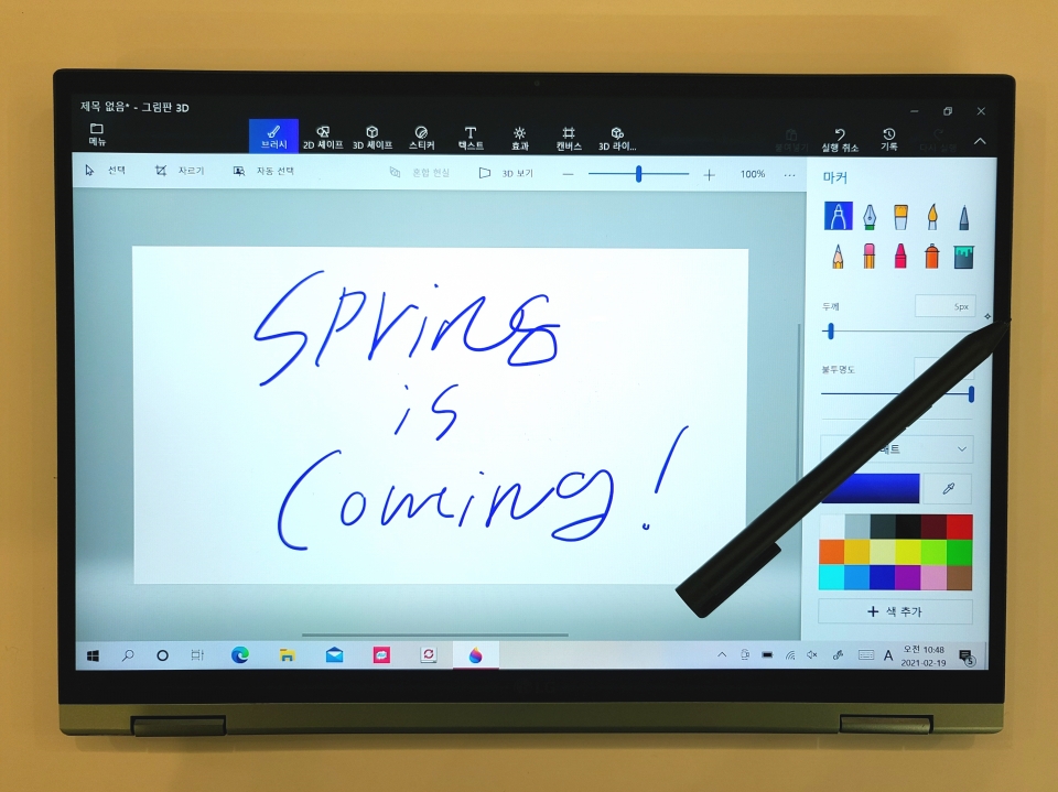 스타일러스 펜으로 글을 써 봤다. 실제 볼펜으로 쓰는 것처럼 자연스러운 글씨를 쓸 수 있었다.