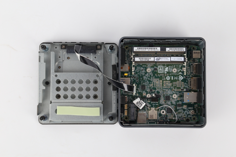 베어본 모델이라 DDR4 메모리, SSD가 장착되지 않았다. 사용자 성향에 맞게 구입 후 장착하면 된다.