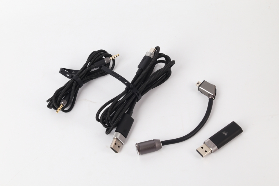 3.5mm to 3.5mm 오디오 케이블, USB Type-C to Type-A 케이블, 탈착 가능 마이크, 그리고 USB Type-A 2.4GHz 무선 동글이 동봉된다.