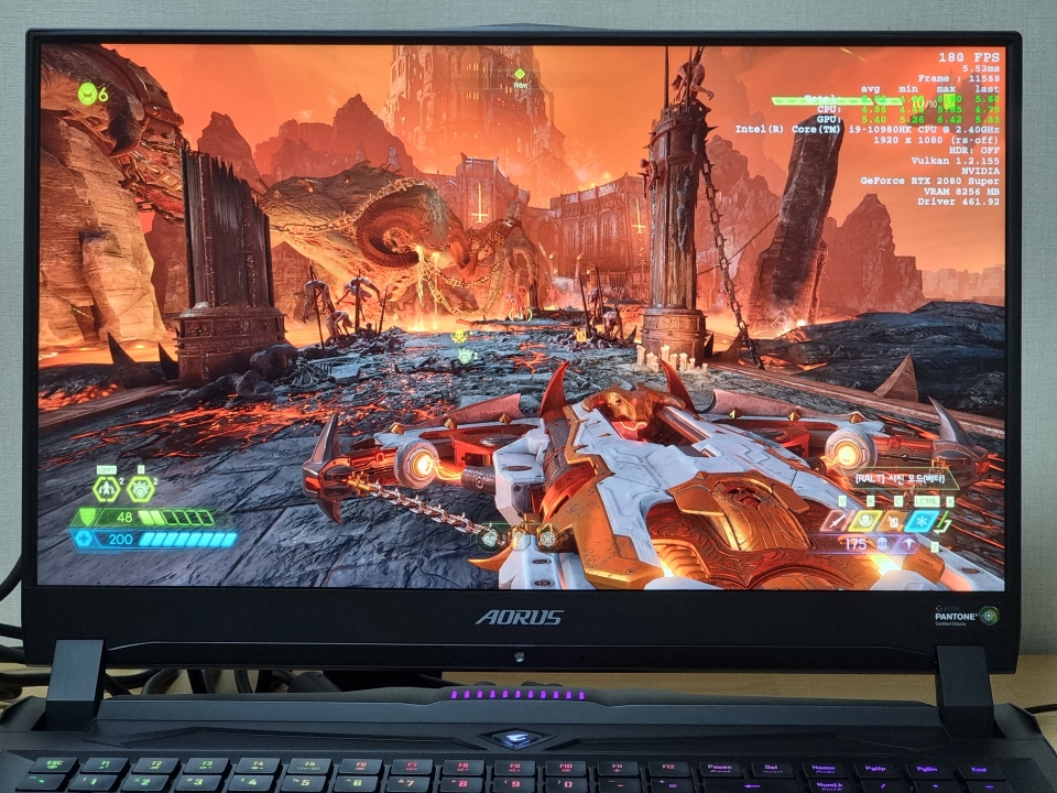 300Hz/3ms 디스플레이 덕분에 화면이 빠르게 변하는 하이퍼 FPS 둠 이터널을 즐기기에도 적합했다. 참고로 둠 이터널은 FHD 최상 옵션으로 네크라볼에서 180프레임으로 측정됐다.