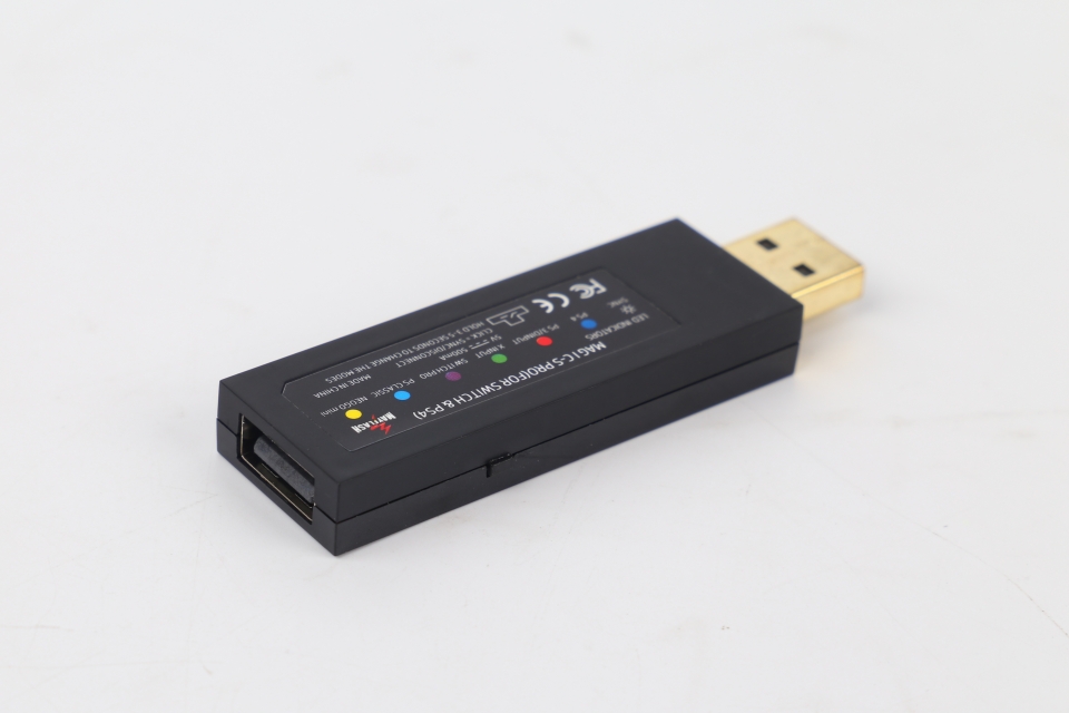 주변에서 쉽게 찾을 수 있는 무선 USB 동글과 크게 다르지 않은 형태다.