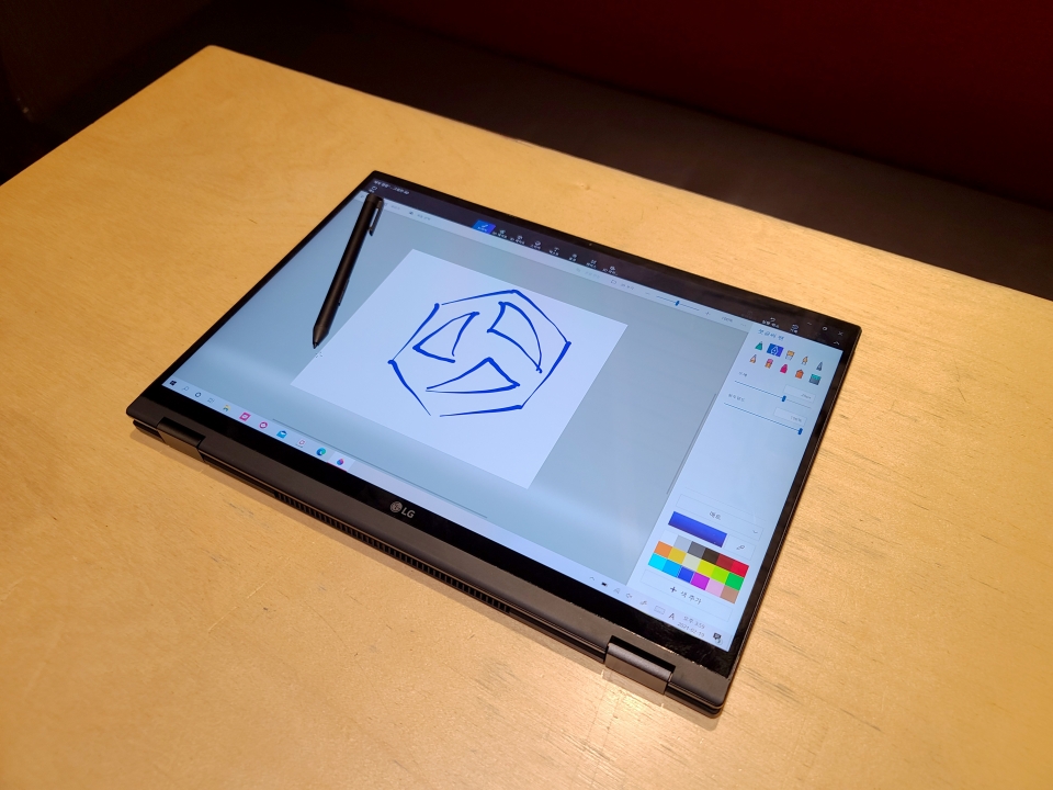 LG 그램360 16은 16인치 터치 디스플레이를 탑재해 일반 2in1 노트북보다 더 많은 작업 공간을 제공한다.