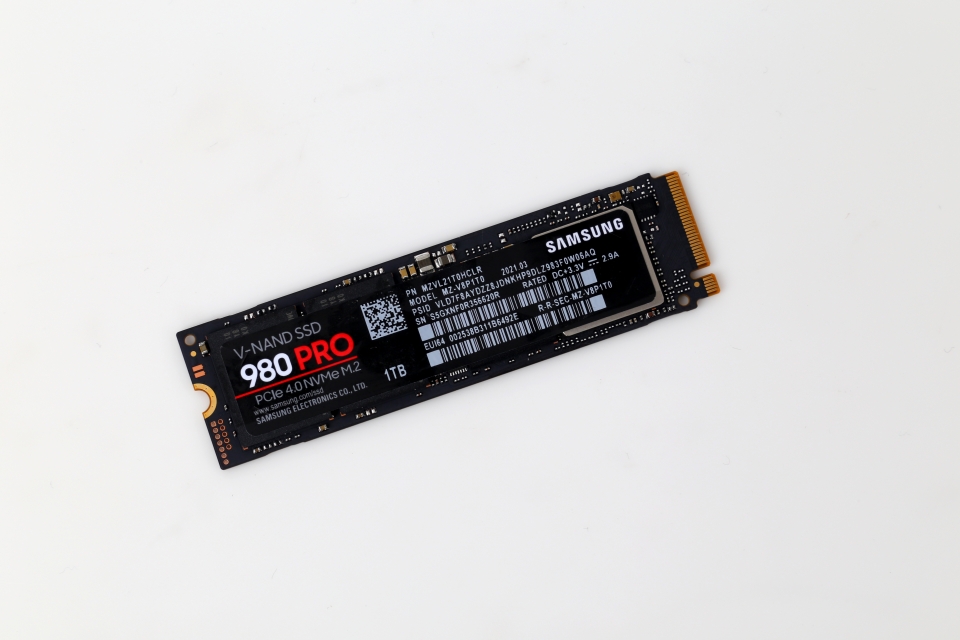 PCIe 4.0 인터페이스로 더 빠른 스피드를 제공한다.