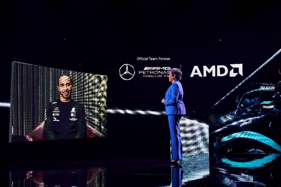 CES 2021에서 메르세데스-AMG 페트로나스 F1 드라이버 루이스 해밀턴 경과 대화하고 있는 AMD CEO 리사 수 박사.