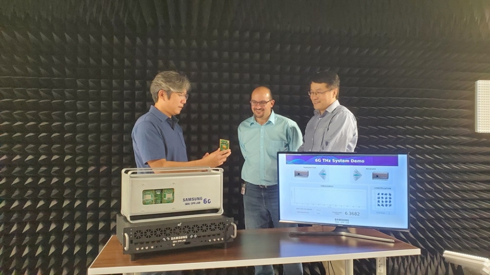 삼성전자의 삼성리서치 아메리카(SRA) 실험실에서 삼성전자 연구원들이 140GHz 통신 시스템을 시연하고 있다.