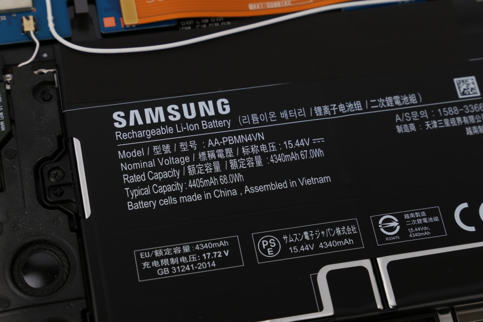 오른쪽에는 마이크로 SD 리더, USB Type-C 포트, 헤드폰/마이크 콤보가 있다.