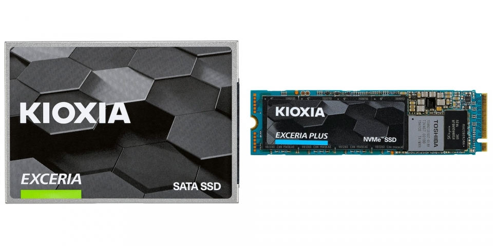 M.2 폼팩터로 이뤄진 NVMe SSD(오른쪽)는 일반 SATA SSD보다 더 작고 슬림하다.