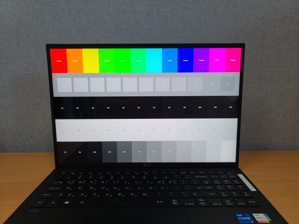 웬만한 모니터 못지않은 디스플레이 색감을 보여준다.