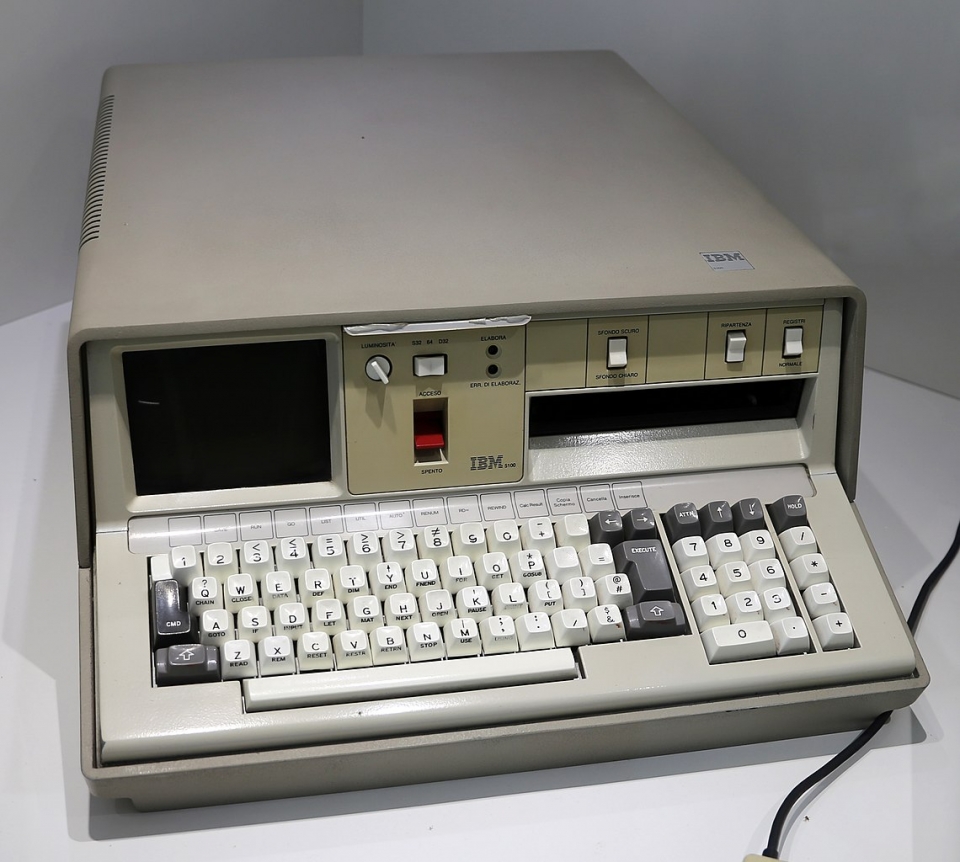 IBM 5100은 휴대가 가능한 컴퓨터라는 신기원을 제시했다. [출처-위키백과]