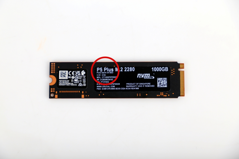 뒷면에서 SSD 정보를 확인했다. PCIe Gen4 x4를 지원함을 확인할 수 있다.