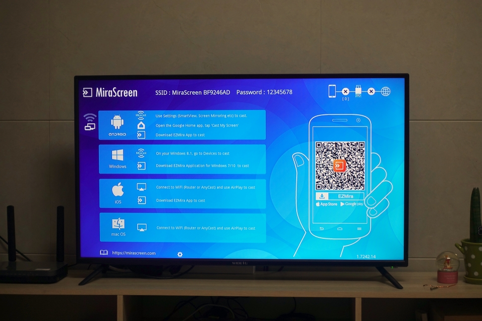 집에 있는 TV에서 미러링으로 DVD를 재생해보기로 했다. 먼저 미라캐스트 동글을 통해 스마트폰 화면을 TV에 미러링한다.