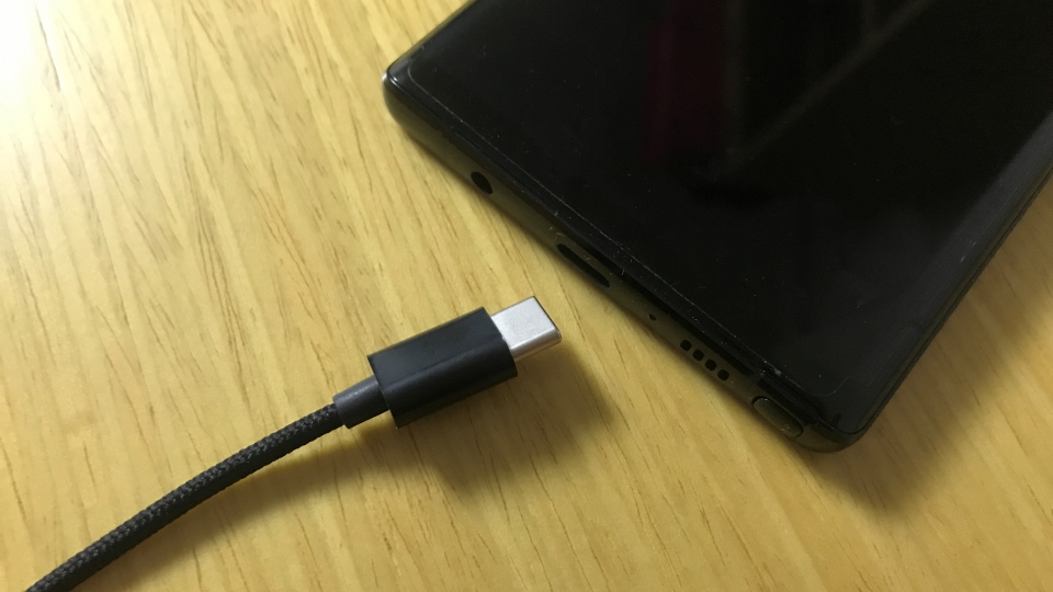 최신 스마트폰과 바로 연결 가능한 USB Type-C 케이블을 지원한다.