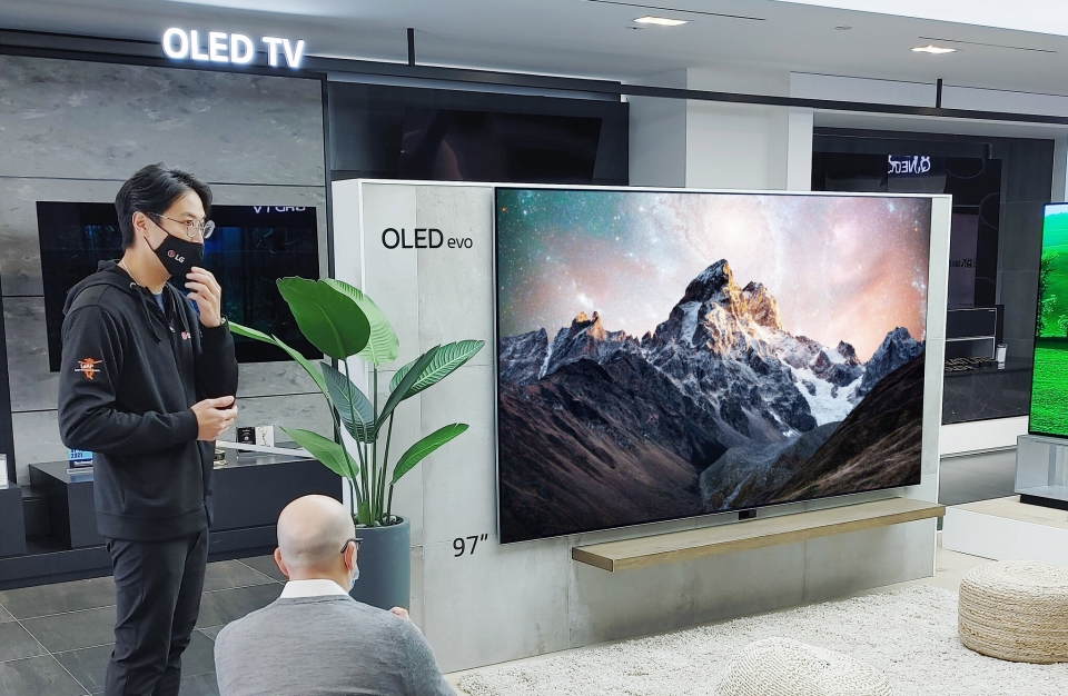 LG OLED evo는 아름다운 디자인과 다양한 기능을 바탕으로 해외 매체로부터 CES 2022 최고의 TV로 선정됐다.