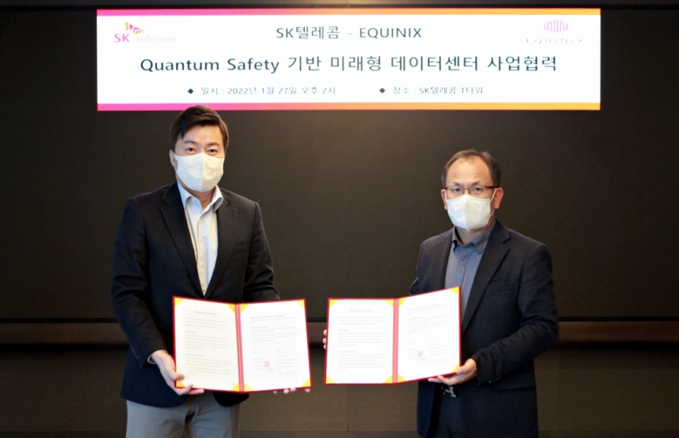 SK텔레콤과 전 세계에 디지털 인프라를 제공하는 기업인 에퀴닉스(Equinix)는 ‘QKD as a Service’ 등 양자(Quantum) 비즈니스의 국내외 확대 등에 대한 사업 협력 MoU를 체결했다고10일 밝혔다. 하민용 SKT Innovation Suite 담당(오른쪽)과 장혜덕 에퀴닉스 코리아 대표(왼쪽)