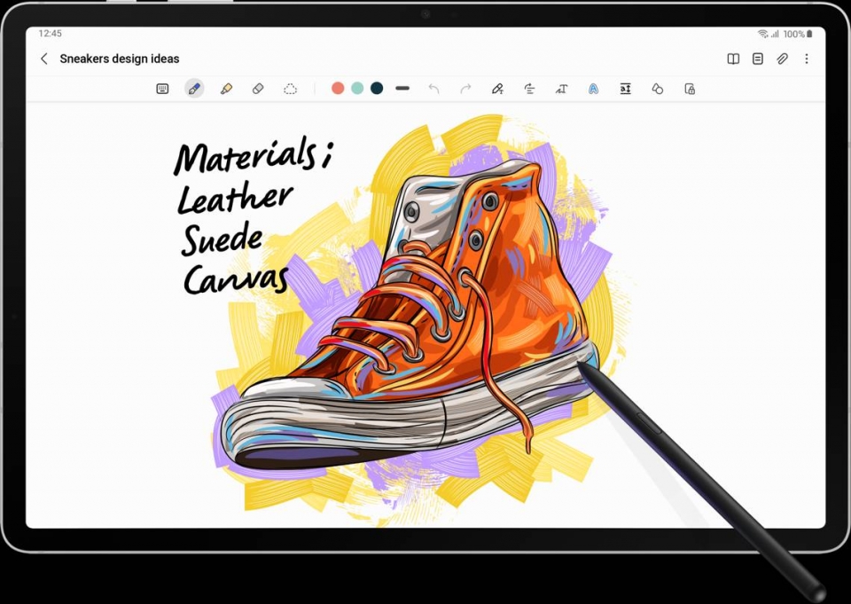 반응 속도가 향상된 S펜으로 디자인 작업을 진행할 수 있다.