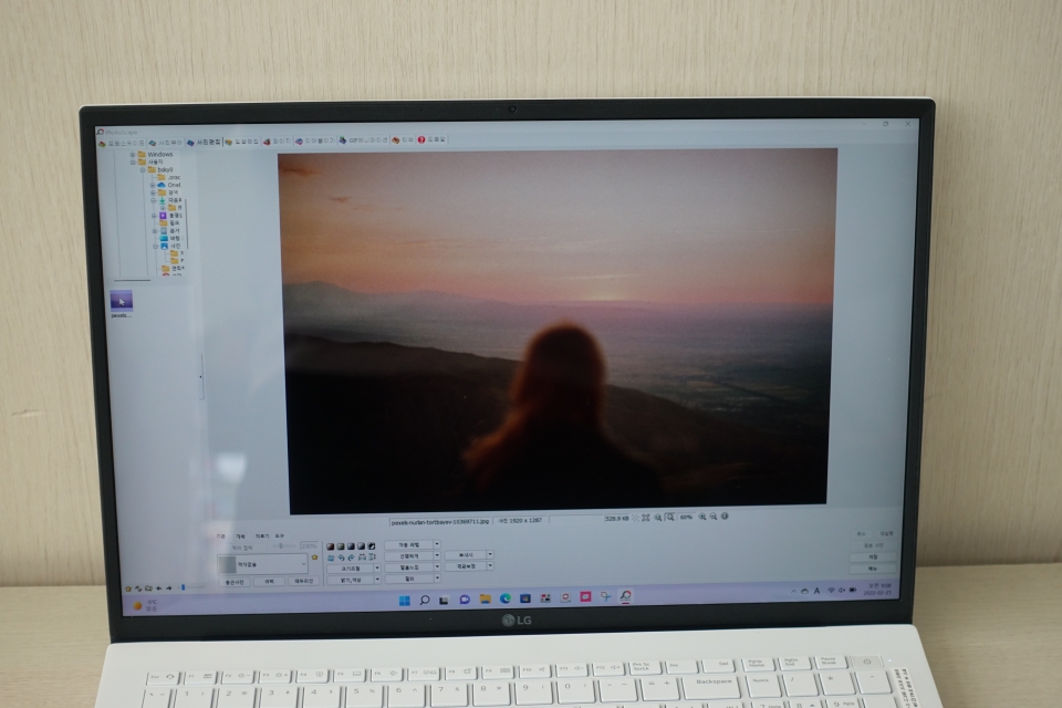 기존 노트북보다 작업공간이 넓어 사진 편집에 용이하다.