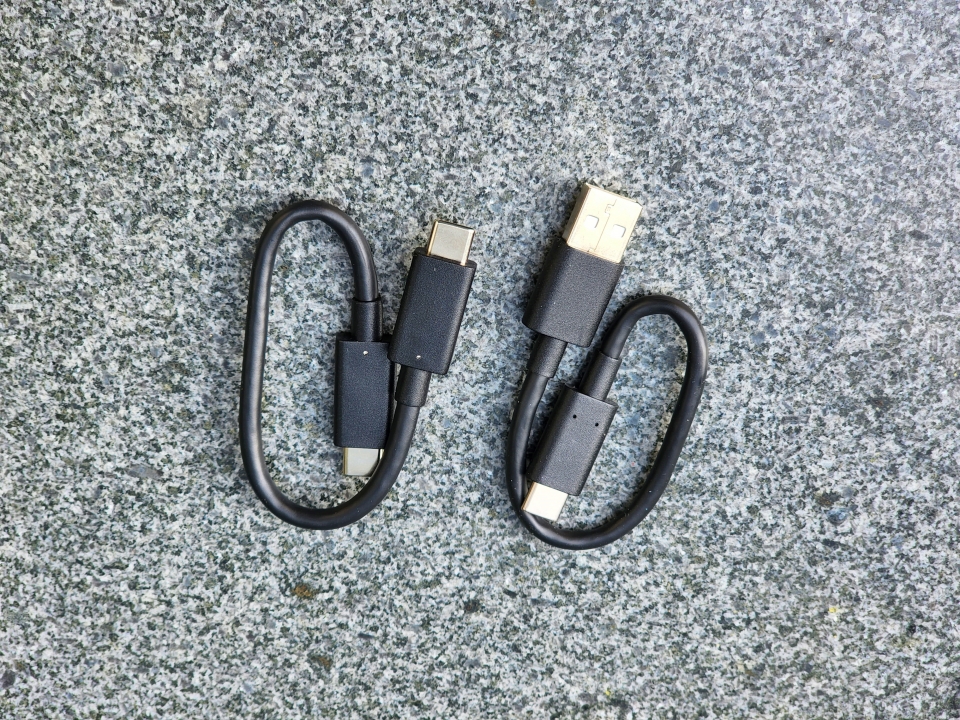 USB C-to-C 케이블과 C-to-A 케이블을 제공한다.