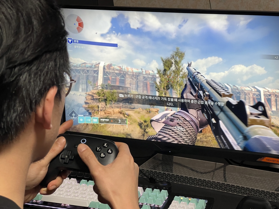 FPS 게임으로 테스트를 진행해봤는데, PC 연결 시 자동으로 엑스박스 레이아웃이 적용됐다.