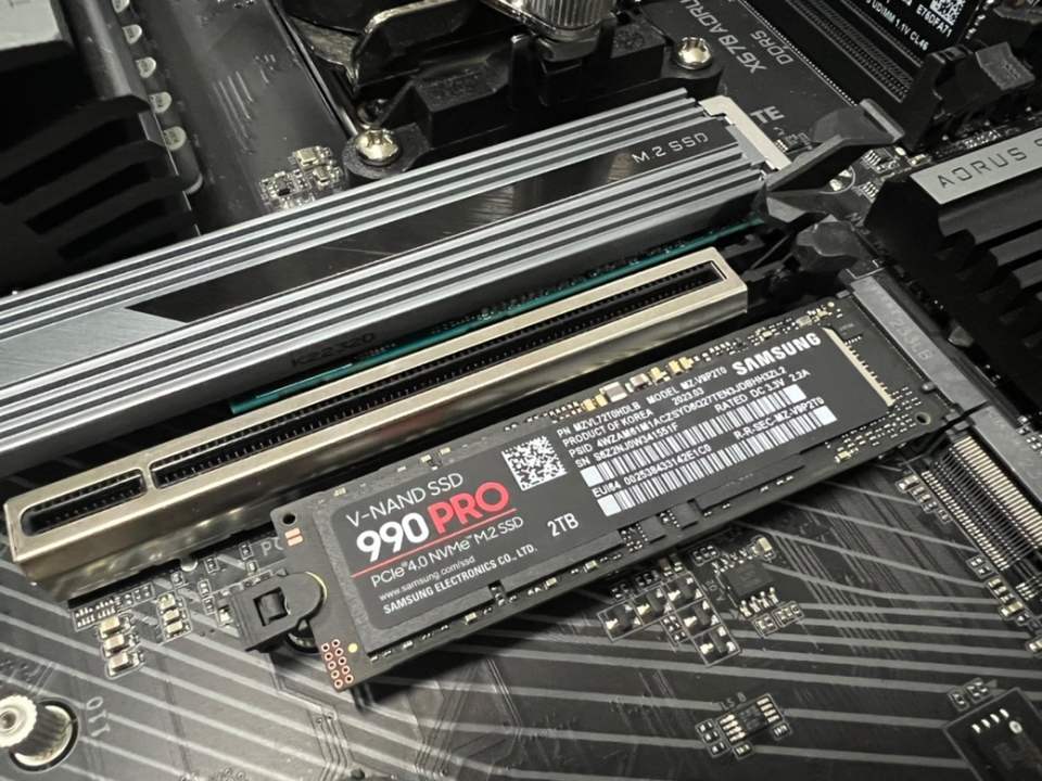 삼성전자 990 PRO M.2 NVMe는 PCIe 4.0 규격 제품 중에서도 성능에 집중한 SSD다.