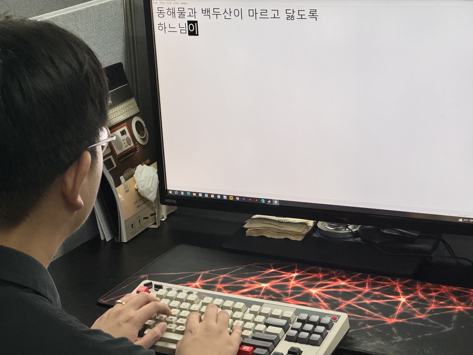 8BitDo 키보드는 찰칵거리는 타건감을 제공하기 때문에 손맛이 뛰어났다.