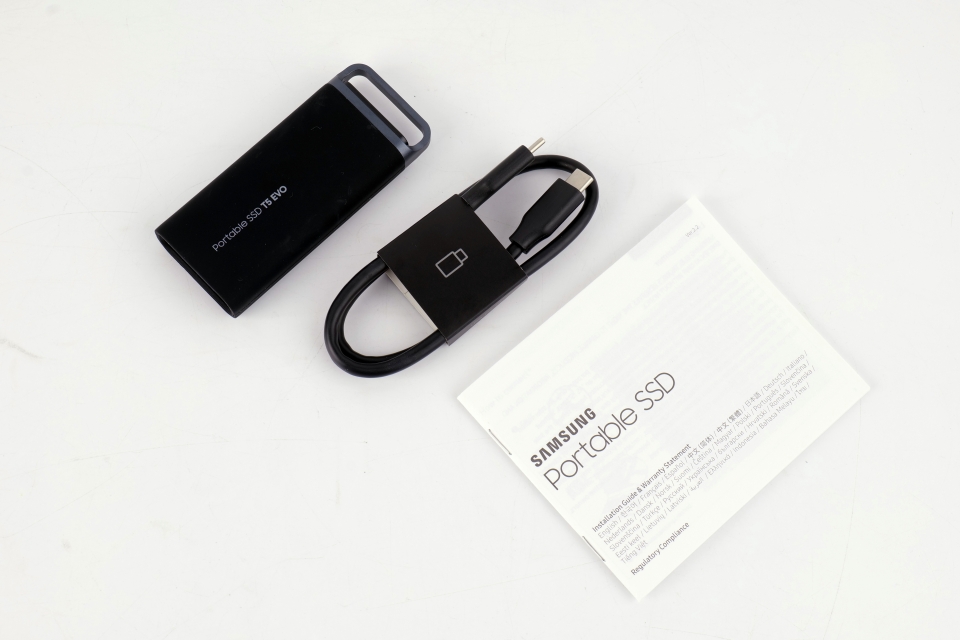 SSD 본체와 매뉴얼, 그리고 USB Type-C to C 케이블이 동봉된다.