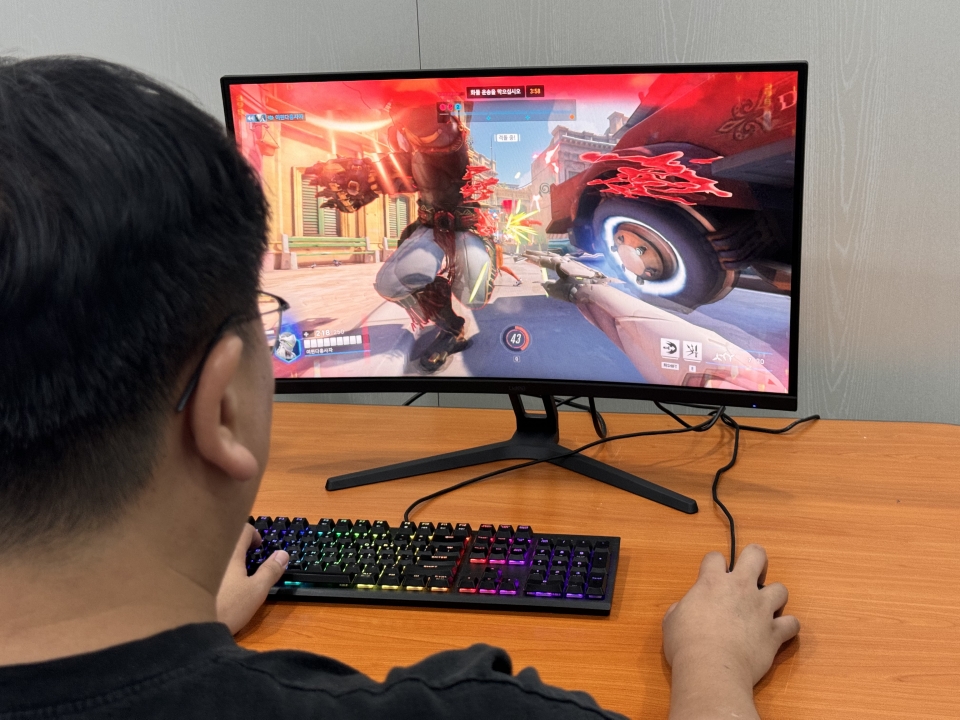 오버워치 2를 플레이해보니 144Hz 모니터로 즐기는 것보다 확연히 부드럽게 작동하는 것을 체감할 수 있었다.