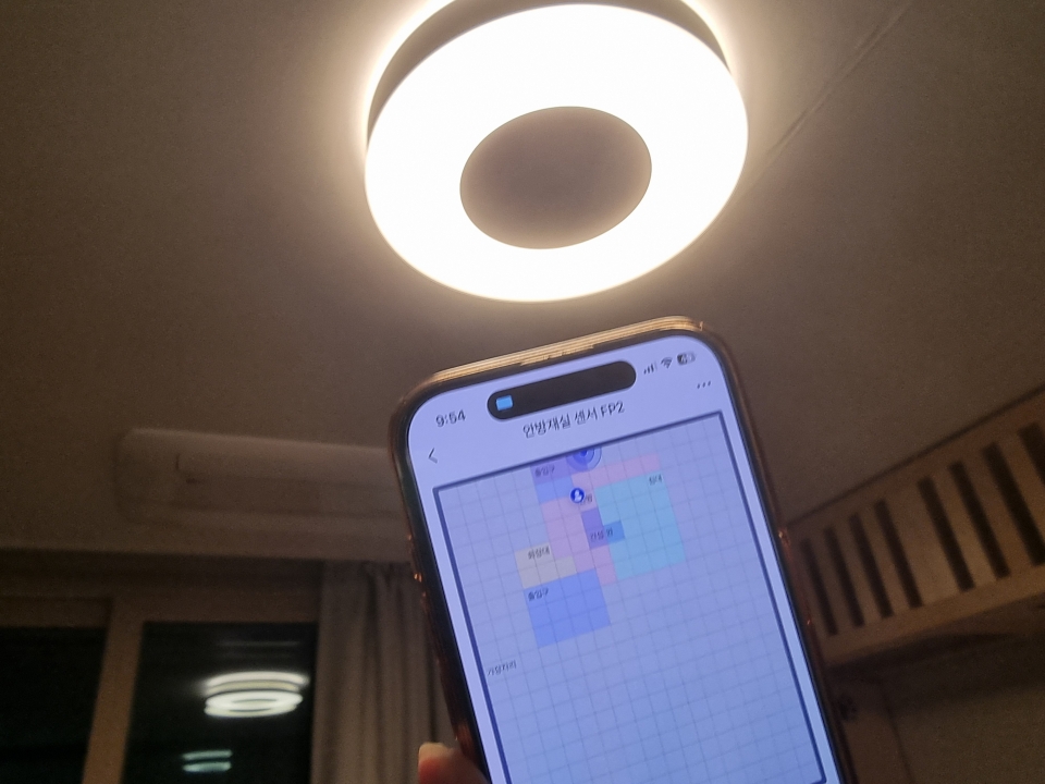 사람이 들어가자 앱 상에서도 사람 아이콘이 표시됐으며 조명이 자동으로 켜졌다.