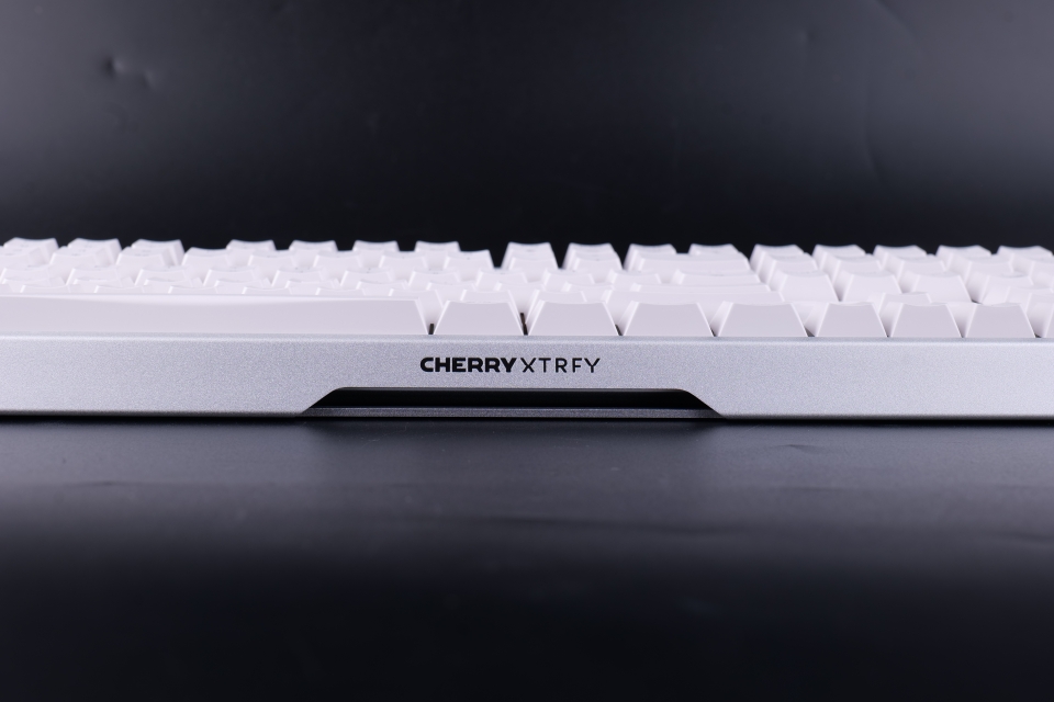 전면에는 CHERRY XTRFY 로고가 새겨졌다.