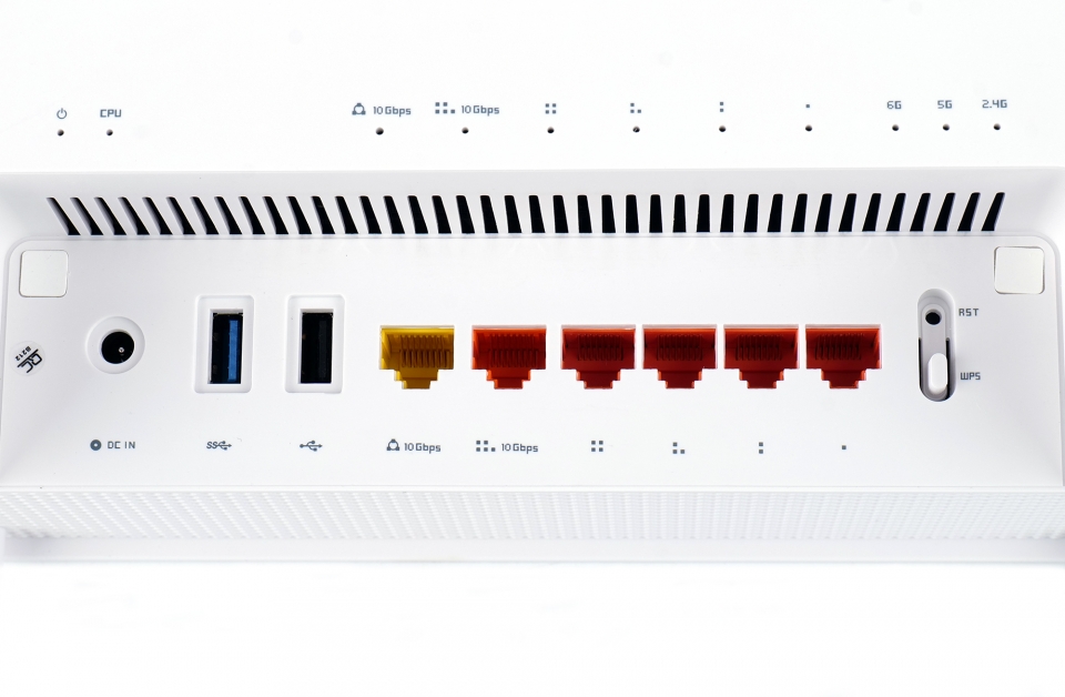 10G WAN 단자와 10G LAN 단자 한 개씩 제공