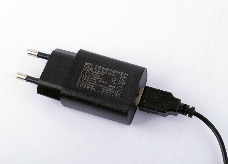 전력은 5W 어댑터와 USB 케이블로 공급받는다