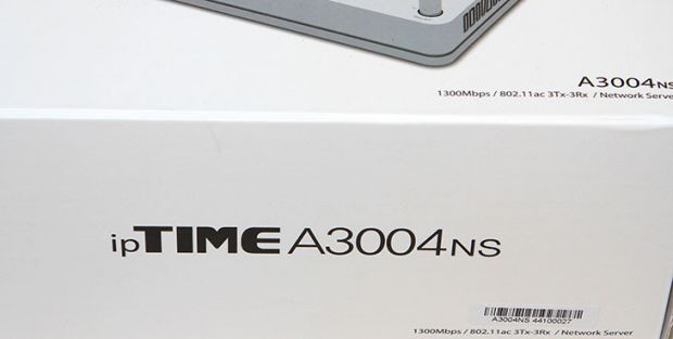  iptime A3004NS, iptime A3004NS 후기, iptime, 아이피타임, A3004NS, 후기, 성능, 벤치마크, 유무선공유기,iptime A3004NS 후기를 올려봅니다. 성능을 알아보기 위해서 여러가지 벤치마크를 해봤습니다. 스마트폰도 여러종류를 준비해서 속도를 측정해봤습니다. 스마트폰 기종마다 특성을 가지고 있으므로 속도가 약간씩 다릅니다. iptime A3004NS 후기에서는 여러가지 스마트폰 테스트는 물론 열화상카메라를 이용한 발열, 전력측정등도 해보도록 하겠습니다. iptime A3004NS는 네트워크 서버 기능도 할 수 있는 고성능의 유무선공유기 입니다. 안테나를 5개를 외부로 꺼내놓은 독특한 공유기이면서 앞으로 대세가 될 기가비트인터넷에 대응하는 공유기이기도 합니다. 네트워크 서버 기능도 마음에 들더군요. USB로 연결된 장치에 대해서 FTP 및 윈도우 파일 공유 서비스를 이용할 수 도 있습니다. 소규모의 회사에서 네트워크 드라이브를 만들기 위해서 굳이 비용을 더 투자하지 않더라도 네트워크 스토리지를 쉽게 만들 수 있습니다. 