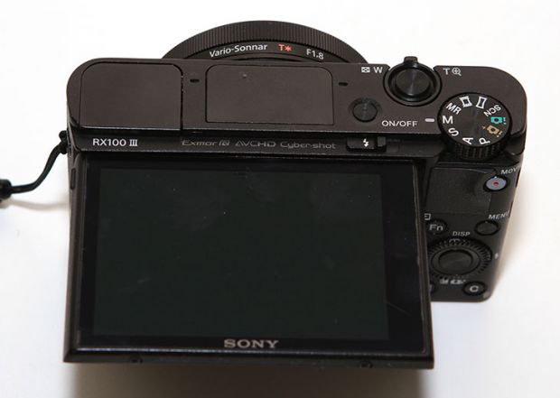 RX100 MK3 후기, 사용기, 리뷰, 카메라, 소니, Sony, RX100 MK2, 발표회, 스케치, IT, RX100 MK3 후기를 올려봅니다. 처음 발표회 때 가서 보고 난 뒤 이제는 정말 완성판이라는 느낌을 받았는데요. 기존에 초기 제품도 사용해 봤을 때 어두운 영화관에서 너무 밝고 괜찮은 이미지가 찍혀서 너무 감동을 받았던적이 있는데요. 이번에 RX100 MK3 후기를 적으면서도 카메라의 성능은 정말 좋다는것을 다시 한번 느끼게 되었습니다. 아래에 모델들의 사진을 올려준 부분이 있는데 꼭 보시기 바랍니다. 확인을 위해서 일부러 리사이즈만 한 원본을 올렸습니다. 실내에서의 촬영 그리고 그렇게 좋은 조건은 아닌 곳에서 촬영해도 이젠 Dslr에 밀리지 않을정도로 꽤 잘 나옵니다. 예전에는 세컨드 카메라로 인식이 되었던 하이엔드 카메라이지만 RX100 MK3의 경우에는 세컨드 카메라로 쓰면 좀 아까울듯한 느낌마저도 듭니다. 아래에서는 RX100 MK3 후기는 물론 발표회 스케치도 해보면서 처음 느낀점과 실제로 활용해보면서 느낀점 등을 정리해보도록 하겠습니다.