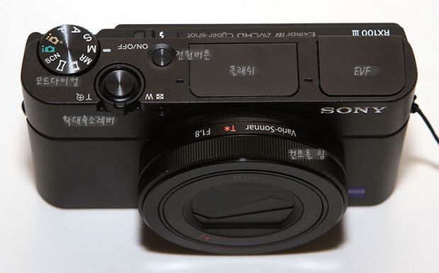 RX100 MK3 후기, 사용기, 리뷰, 카메라, 소니, Sony, RX100 MK2, 발표회, 스케치, IT, RX100 MK3 후기를 올려봅니다. 처음 발표회 때 가서 보고 난 뒤 이제는 정말 완성판이라는 느낌을 받았는데요. 기존에 초기 제품도 사용해 봤을 때 어두운 영화관에서 너무 밝고 괜찮은 이미지가 찍혀서 너무 감동을 받았던적이 있는데요. 이번에 RX100 MK3 후기를 적으면서도 카메라의 성능은 정말 좋다는것을 다시 한번 느끼게 되었습니다. 아래에 모델들의 사진을 올려준 부분이 있는데 꼭 보시기 바랍니다. 확인을 위해서 일부러 리사이즈만 한 원본을 올렸습니다. 실내에서의 촬영 그리고 그렇게 좋은 조건은 아닌 곳에서 촬영해도 이젠 Dslr에 밀리지 않을정도로 꽤 잘 나옵니다. 예전에는 세컨드 카메라로 인식이 되었던 하이엔드 카메라이지만 RX100 MK3의 경우에는 세컨드 카메라로 쓰면 좀 아까울듯한 느낌마저도 듭니다. 아래에서는 RX100 MK3 후기는 물론 발표회 스케치도 해보면서 처음 느낀점과 실제로 활용해보면서 느낀점 등을 정리해보도록 하겠습니다.