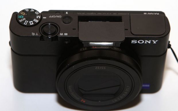 RX100 MK3 후기, 사용기, 리뷰, 카메라, 소니, Sony, RX100 MK2, 발표회, 스케치, IT, RX100 MK3 후기를 올려봅니다. 처음 발표회 때 가서 보고 난 뒤 이제는 정말 완성판이라는 느낌을 받았는데요. 기존에 초기 제품도 사용해 봤을 때 어두운 영화관에서 너무 밝고 괜찮은 이미지가 찍혀서 너무 감동을 받았던적이 있는데요. 이번에 RX100 MK3 후기를 적으면서도 카메라의 성능은 정말 좋다는것을 다시 한번 느끼게 되었습니다. 아래에 모델들의 사진을 올려준 부분이 있는데 꼭 보시기 바랍니다. 확인을 위해서 일부러 리사이즈만 한 원본을 올렸습니다. 실내에서의 촬영 그리고 그렇게 좋은 조건은 아닌 곳에서 촬영해도 이젠 Dslr에 밀리지 않을정도로 꽤 잘 나옵니다. 예전에는 세컨드 카메라로 인식이 되었던 하이엔드 카메라이지만 RX100 MK3의 경우에는 세컨드 카메라로 쓰면 좀 아까울듯한 느낌마저도 듭니다. 아래에서는 RX100 MK3 후기는 물론 발표회 스케치도 해보면서 처음 느낀점과 실제로 활용해보면서 느낀점 등을 정리해보도록 하겠습니다.