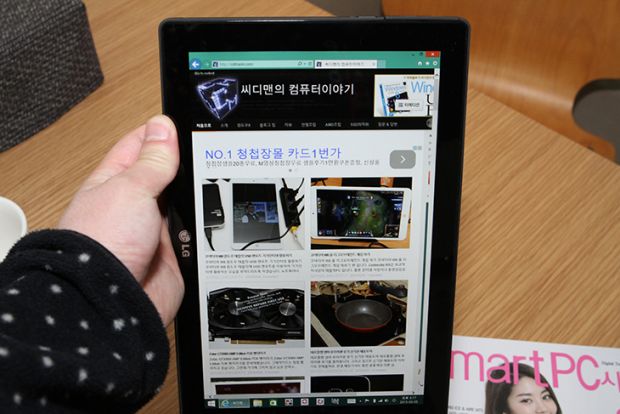 LG 탭북 듀오 ,디자인 이쁜 노트북, 블로깅용 노트북,LG 탭북,탭북듀오,IT,IT 제품리뷰,후기,사용기,리뷰,터치모드,독서모드,퀵스텐드,LG 탭북 듀오 디자인 이쁜 미니노트북을 소개합니다. 블로깅용 노트북으로도 정말 추천할만한데요. 특이하게 태블릿의 본체 부분과 키보드가 완전히, 완벽하게 분리가 되는 타입입니다. 물론 이전에도 이런 타입의 노트북은 있었습니다. 하지만 좀 형태가 다릅니다. LG 탭북 듀오는 태블릿PC에 블루투스 키보드를 함께 구성했는데, 휴대를 더 편리하게 한 제품에 가깝습니다. 블루투스 키보드는 단순 키보드의 기능만 있는 것이 아닙니다. 터치패드까지 일체화돼 마우스가 없을 때 편하게 사용할 수 있는 것은 물론이고, 탭북 듀오 화면인 본체를 포함해 3개의 제품에 동시에 블루투스 페어링을 할 수 있습니다. 다시 말해 PC에도 스마트폰에도 다 연결할 수 있다는 거죠. LG 탭북 듀오는 카페 등에서 태블릿PC를 세워놓고 블루투스 키보드를 편안하게 두고 타이핑 및 작업을 하기에 좋습니다. 태블릿PC 부분은 스탠드가 매우 특이하고, 또 유용합니다. 보통의 태블릿은 별도의 커버나 스탠드를 사야 테이블 위에 세울수가 있는데요, LG탭북 듀오의 태블릿에는 뒷면에 아주 간단히 펴지는 ‘퀵스탠드’가 있습니다. 위아래 아래로 내리면서 거치를 하는 형태이므로 편리하죠. 태블릿PC의 각도를 마음대로 조정할 수 있고, 또 아예 바닥에 두고 사용할 때나 이동시에는 이 퀵스탠드를 접을 수도 있습니다. 일반적으로 키보드와 태블릿PC가 분리되는 형태의 제품은 이렇게 화면을 세우거나 눕히거나 각도를 조절하는 것이 힘들었죠. 하지만 LG탭북 듀오는 가능 합니다. 제품 컬러는 ‘퓨어 화이트’와 ‘프리미엄 블랙’ 두가지 색상이 있습니다. 두컬러 모두 깔끔한 디자인으로 남녀 모두가 사용해도 좋습니다. 그럼 실제로 어떻게 활용할 수 있는지 살펴보도록 하겠습니다.